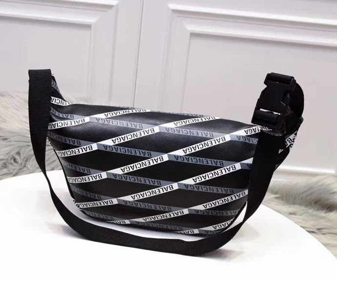BALENCIAG巴黎世家 塗鴉胸包  BL1710
